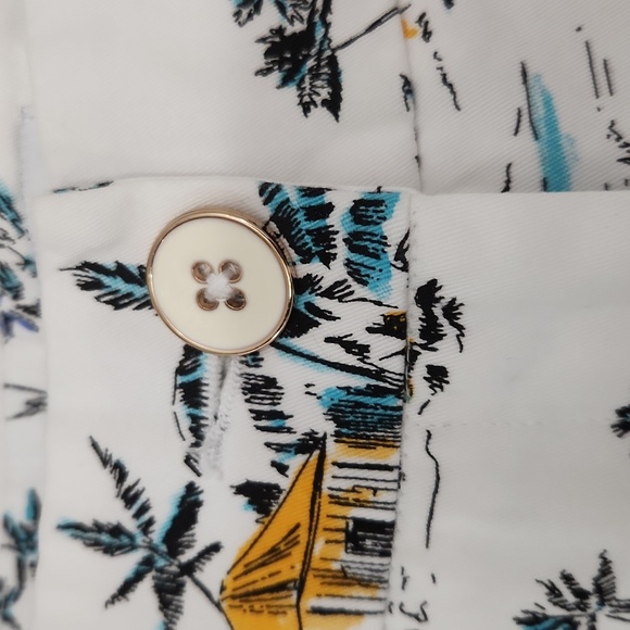 New Crown & Ivy shorts with a beachy Island pattern in perfect condition. - Picture 5 of 14